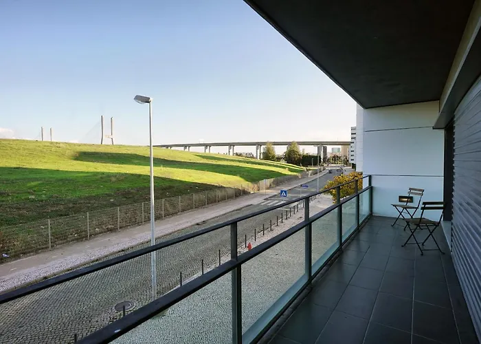 Bridge View With Balcony Daire Sacavém